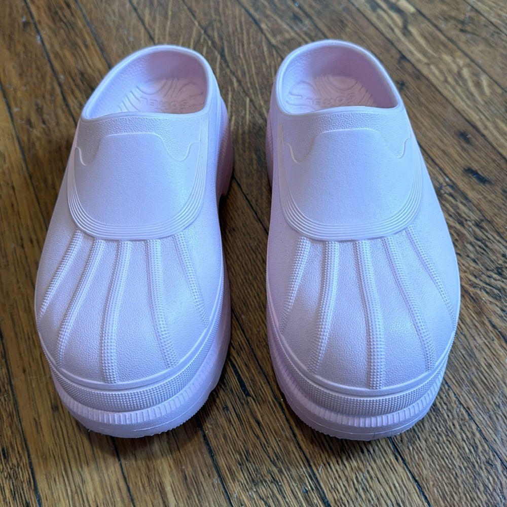 Sorel Caribou pink clogs